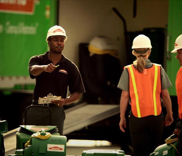 image of SERVPRO workers reporting as a team to large commercial job